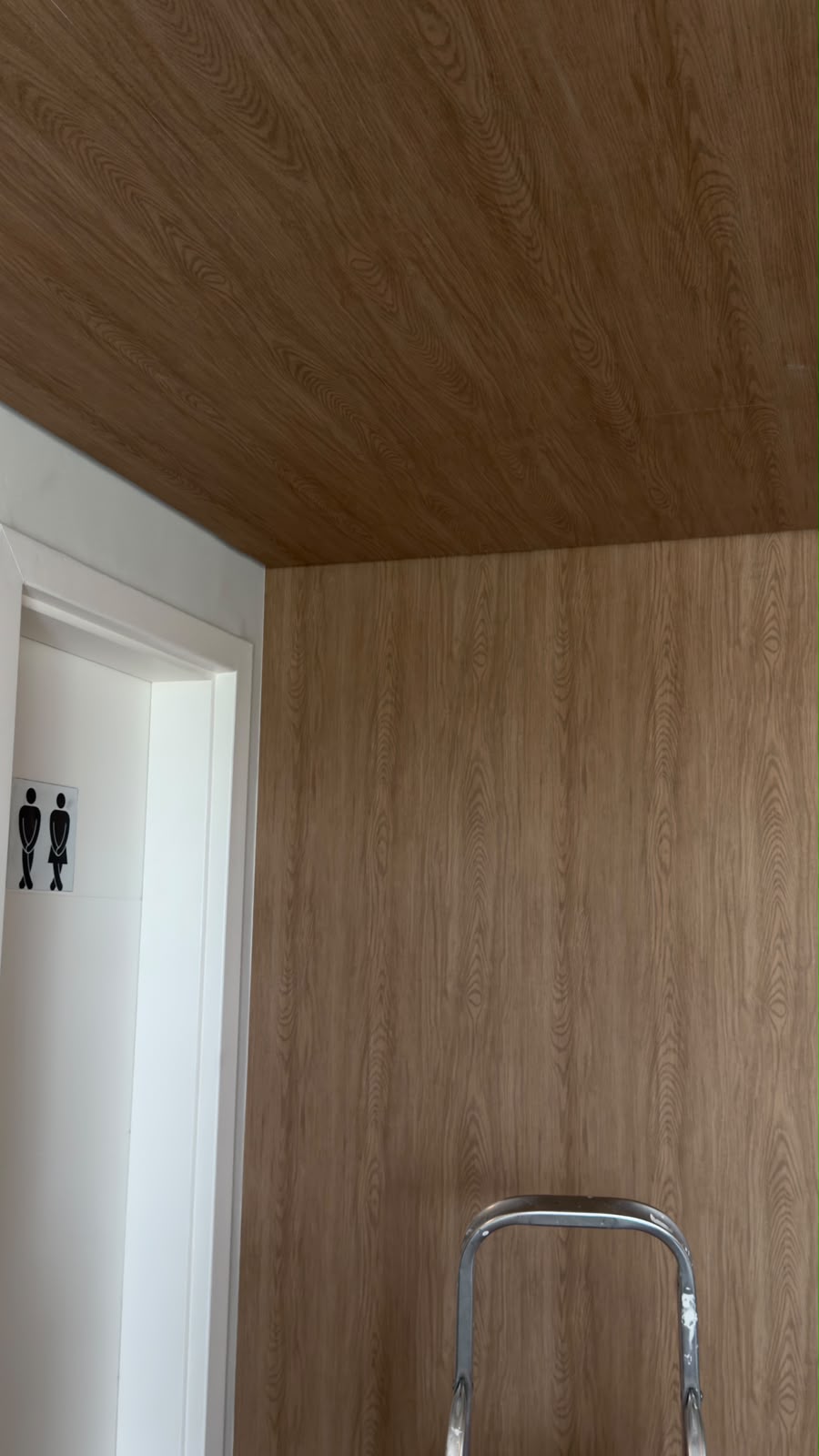 Parede e teto revestidos com acabamento madeira